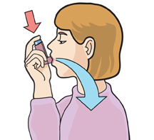 Imagen de una mujer usando un inhalador.